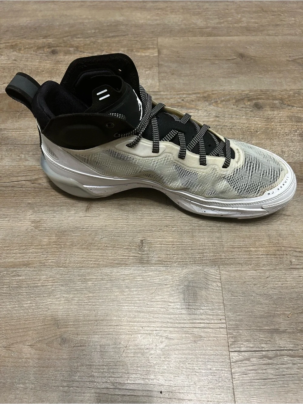 Nike Jordan 37 Oreo Men's Size 11 Mid-Top Basketball Sneakers Black/Cream/White